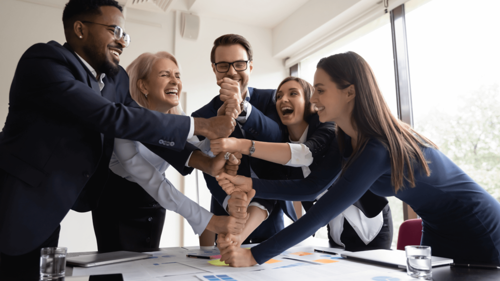 foto di un team lavorativo cghe festeggia