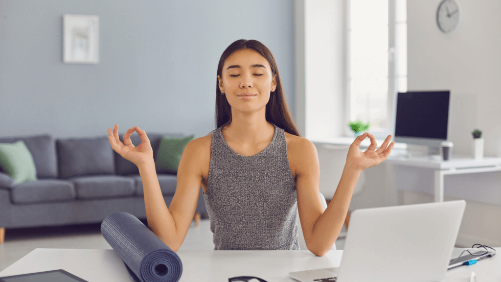 foto di una ragazza che medita e a fianco lavora al computer