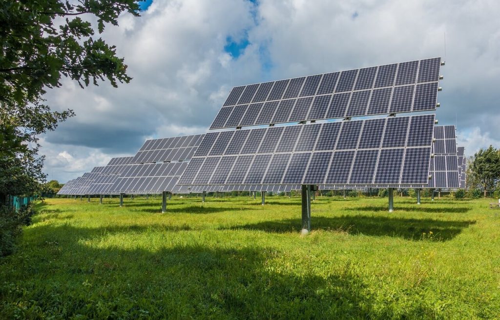 Foto di un pannello fotovoltaico in un campo